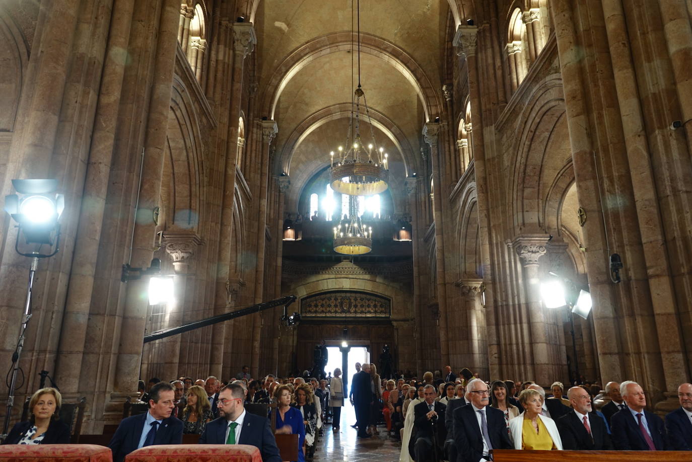 El arzobispo de Oviedo, Jesús Sanz Montes, ha oficiado la Eucaristía en la Basílica de Covadonga con motivo del Día de Asturias, a la que ha asistido el presidente del Principado, Adrián Barbón, el de la Junta General, Marcelino Marcos, y la delegada del Gobierno, Delia Losa, entre otros.