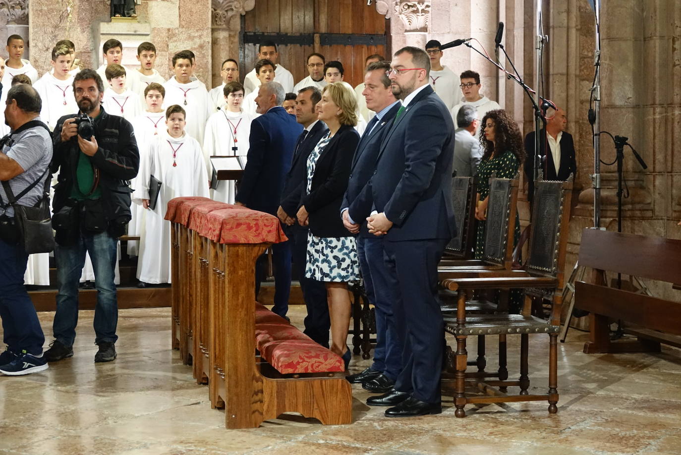 El arzobispo de Oviedo, Jesús Sanz Montes, ha oficiado la Eucaristía en la Basílica de Covadonga con motivo del Día de Asturias, a la que ha asistido el presidente del Principado, Adrián Barbón, el de la Junta General, Marcelino Marcos, y la delegada del Gobierno, Delia Losa, entre otros.