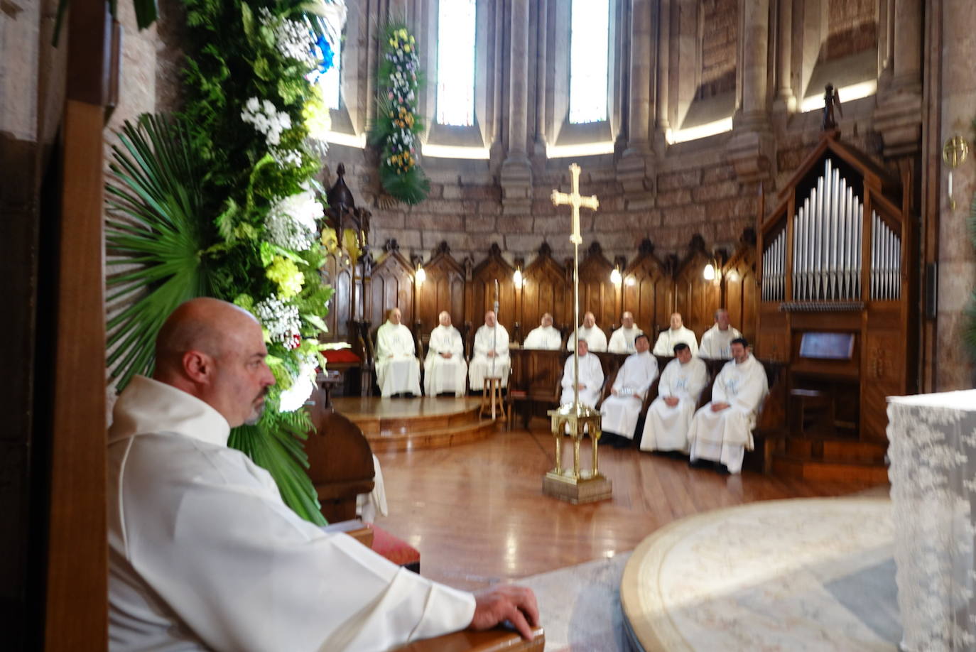 El arzobispo de Oviedo, Jesús Sanz Montes, ha oficiado la Eucaristía en la Basílica de Covadonga con motivo del Día de Asturias, a la que ha asistido el presidente del Principado, Adrián Barbón, el de la Junta General, Marcelino Marcos, y la delegada del Gobierno, Delia Losa, entre otros.