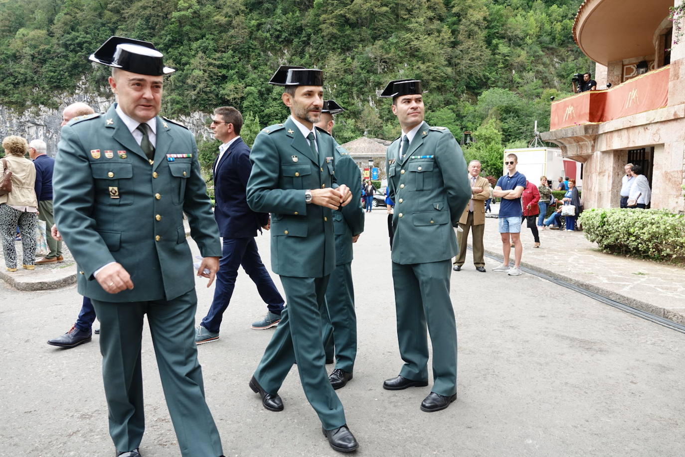 El arzobispo de Oviedo, Jesús Sanz Montes, ha oficiado la Eucaristía en la Basílica de Covadonga con motivo del Día de Asturias, a la que ha asistido el presidente del Principado, Adrián Barbón, el de la Junta General, Marcelino Marcos, y la delegada del Gobierno, Delia Losa, entre otros.