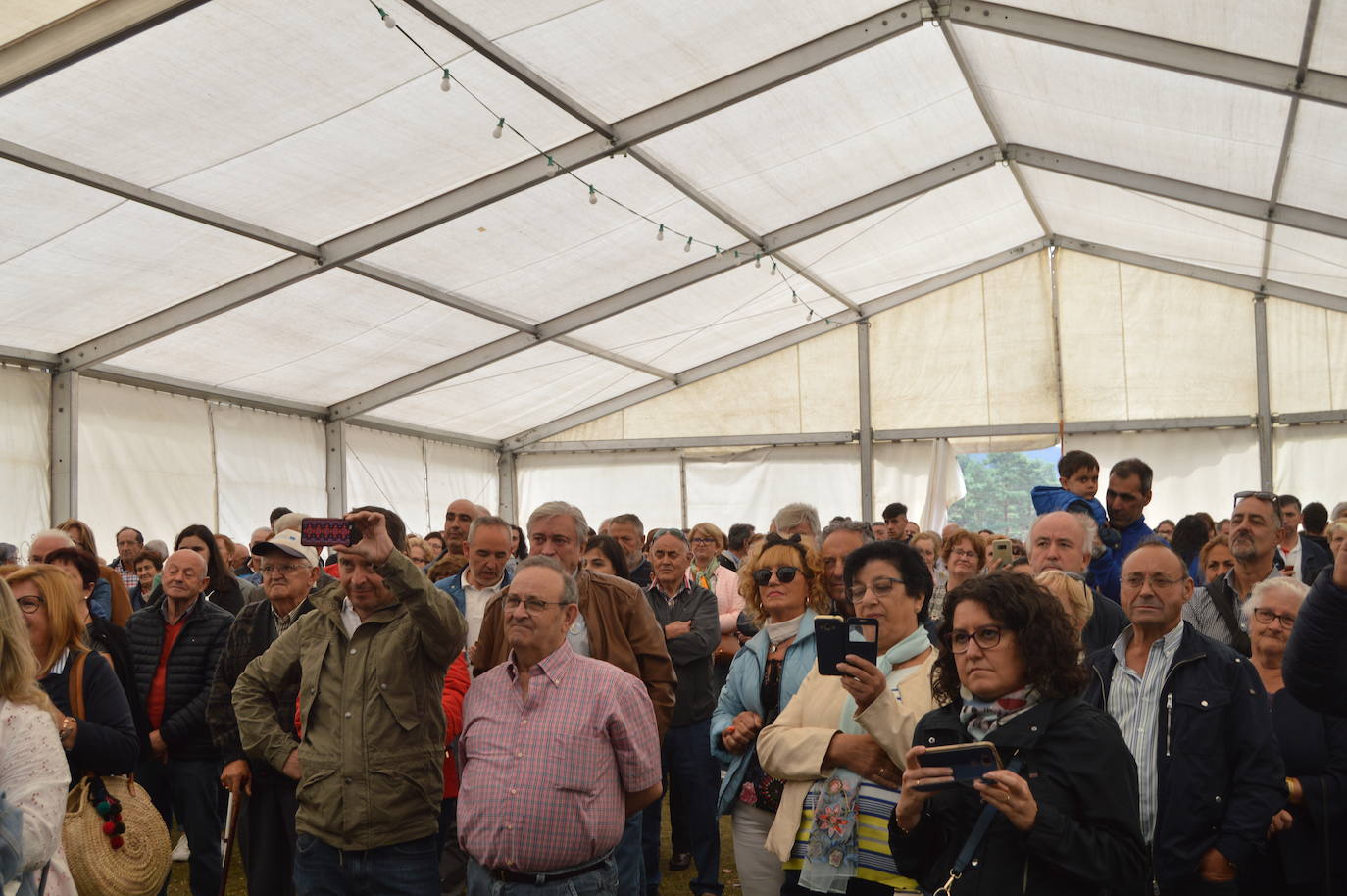 La fiesta de la trashumancia llena el alto de la Casa del Puerto, en Tineo, para recordar el pasado vaqueiro del concejo. Fue Danessa García, la Reina del festejo, quien encabezó la comitiva que partiió desde la braña de Las Tabiernas, seguida de los bueyes y los enseres que acompañaban a los trashumantes en su bajada del monte tras el estío. 