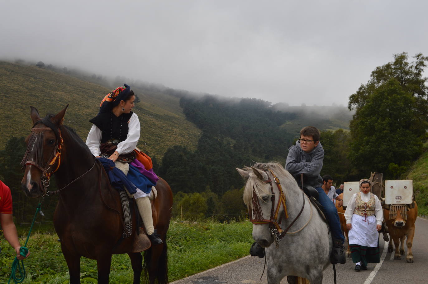 La fiesta de la trashumancia llena el alto de la Casa del Puerto, en Tineo, para recordar el pasado vaqueiro del concejo. Fue Danessa García, la Reina del festejo, quien encabezó la comitiva que partiió desde la braña de Las Tabiernas, seguida de los bueyes y los enseres que acompañaban a los trashumantes en su bajada del monte tras el estío. 