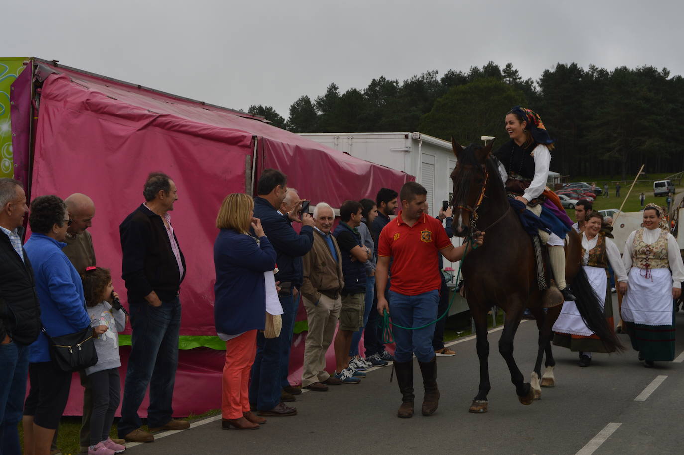 La fiesta de la trashumancia llena el alto de la Casa del Puerto, en Tineo, para recordar el pasado vaqueiro del concejo. Fue Danessa García, la Reina del festejo, quien encabezó la comitiva que partiió desde la braña de Las Tabiernas, seguida de los bueyes y los enseres que acompañaban a los trashumantes en su bajada del monte tras el estío. 