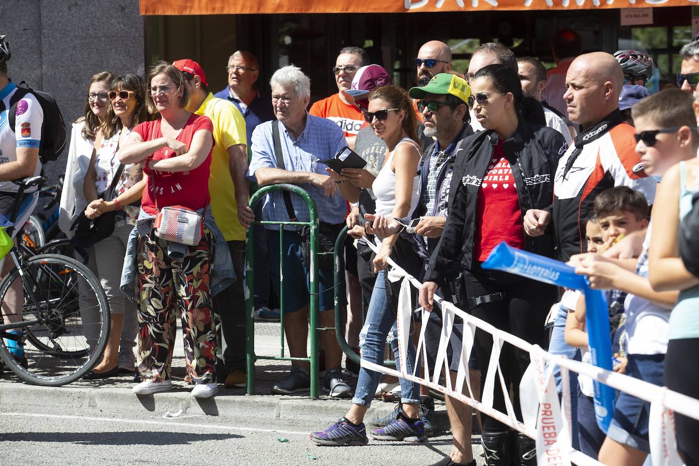 Cientos de aficionados disfrutaron de la llegada de la Vuelta Ciclista a Cangas del Narcea. En el Acebo, cientos de banderas de Asturias dieron colorido azul y amarillo a los últimos metros del recorrido.