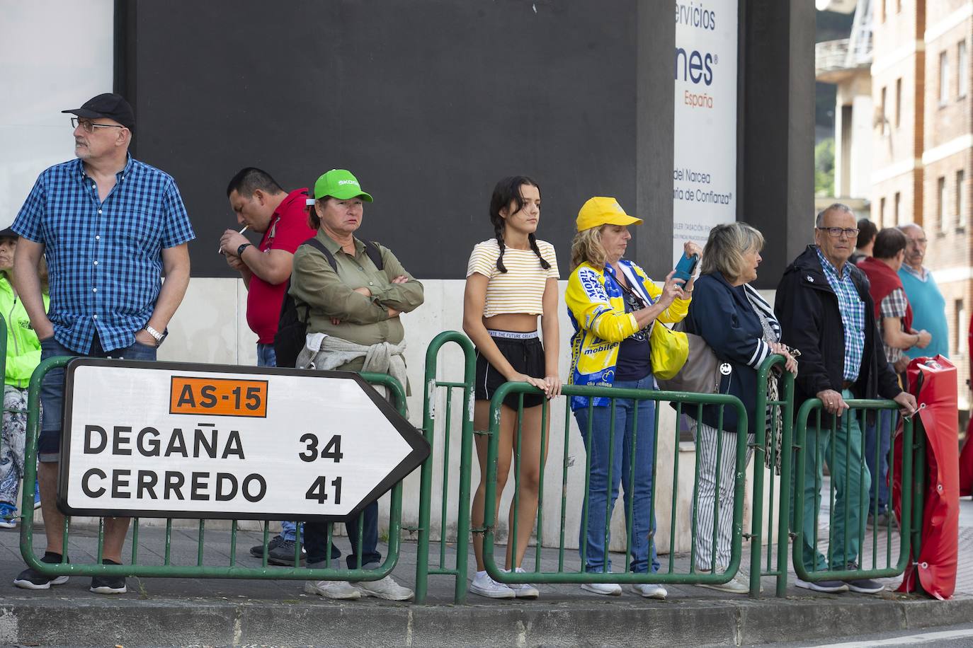 Cientos de aficionados disfrutaron de la llegada de la Vuelta Ciclista a Cangas del Narcea. En el Acebo, cientos de banderas de Asturias dieron colorido azul y amarillo a los últimos metros del recorrido.