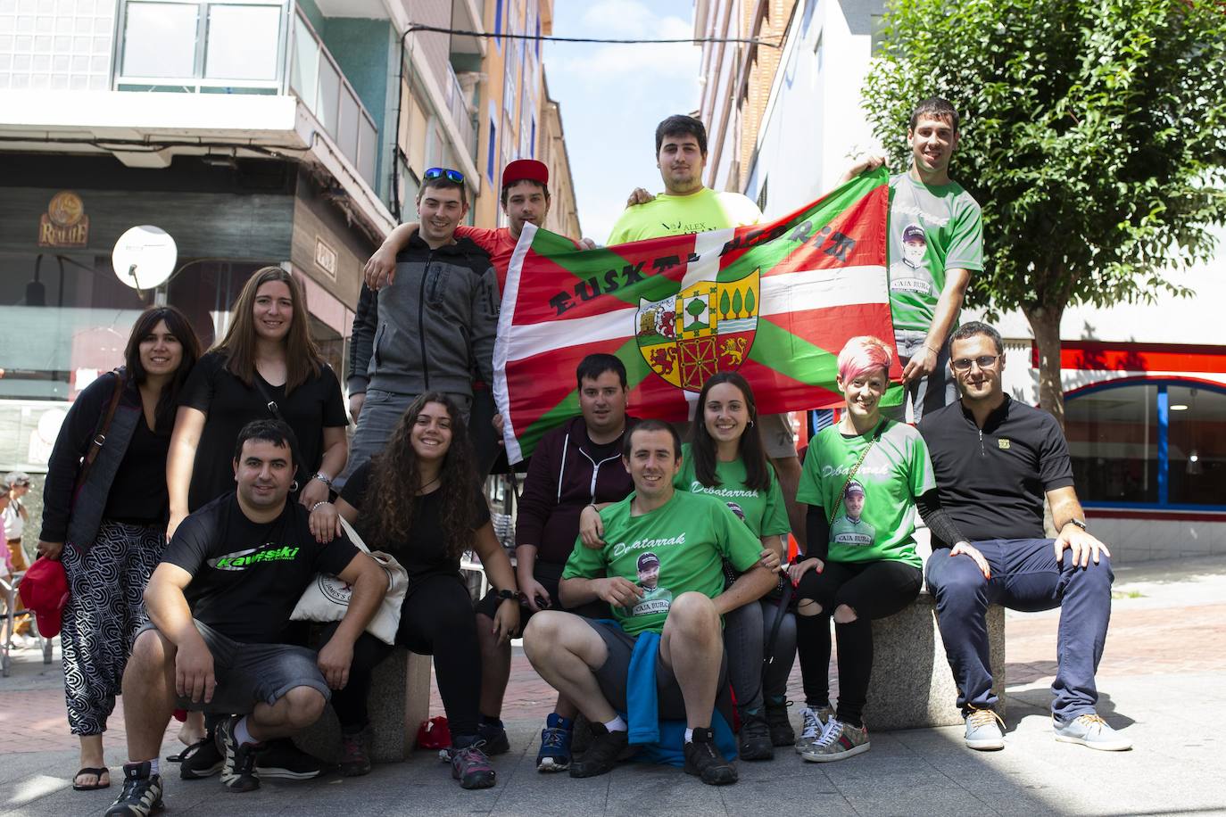 Cientos de aficionados disfrutaron de la llegada de la Vuelta Ciclista a Cangas del Narcea. En el Acebo, cientos de banderas de Asturias dieron colorido azul y amarillo a los últimos metros del recorrido.
