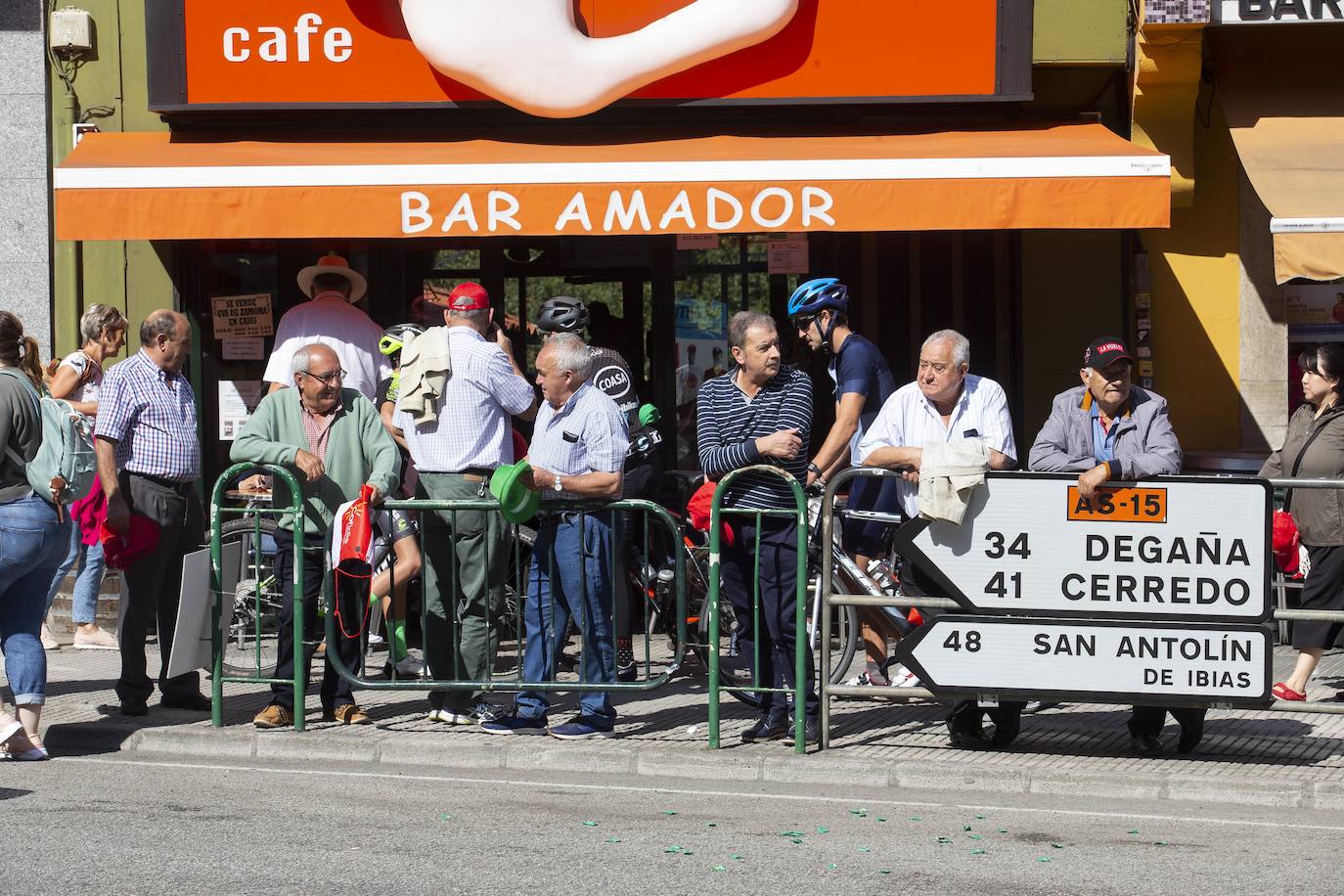 Cientos de aficionados disfrutaron de la llegada de la Vuelta Ciclista a Cangas del Narcea. En el Acebo, cientos de banderas de Asturias dieron colorido azul y amarillo a los últimos metros del recorrido.