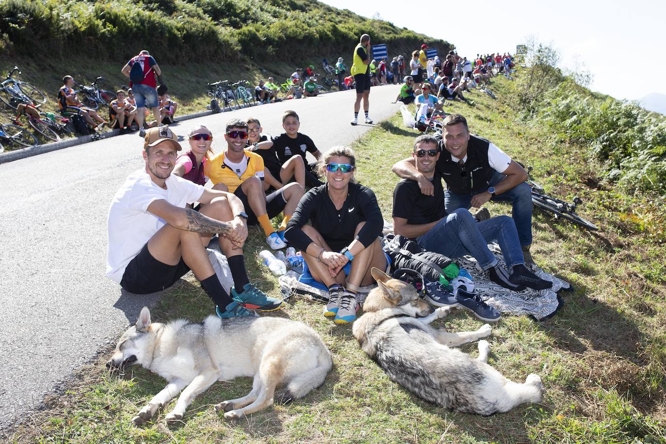 Cientos de aficionados disfrutaron de la llegada de la Vuelta Ciclista a Cangas del Narcea. En el Acebo, cientos de banderas de Asturias dieron colorido azul y amarillo a los últimos metros del recorrido.