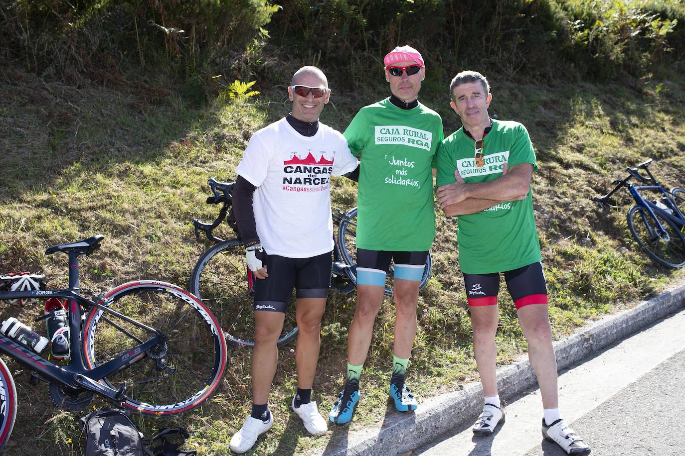 Cientos de aficionados disfrutaron de la llegada de la Vuelta Ciclista a Cangas del Narcea. En el Acebo, cientos de banderas de Asturias dieron colorido azul y amarillo a los últimos metros del recorrido.