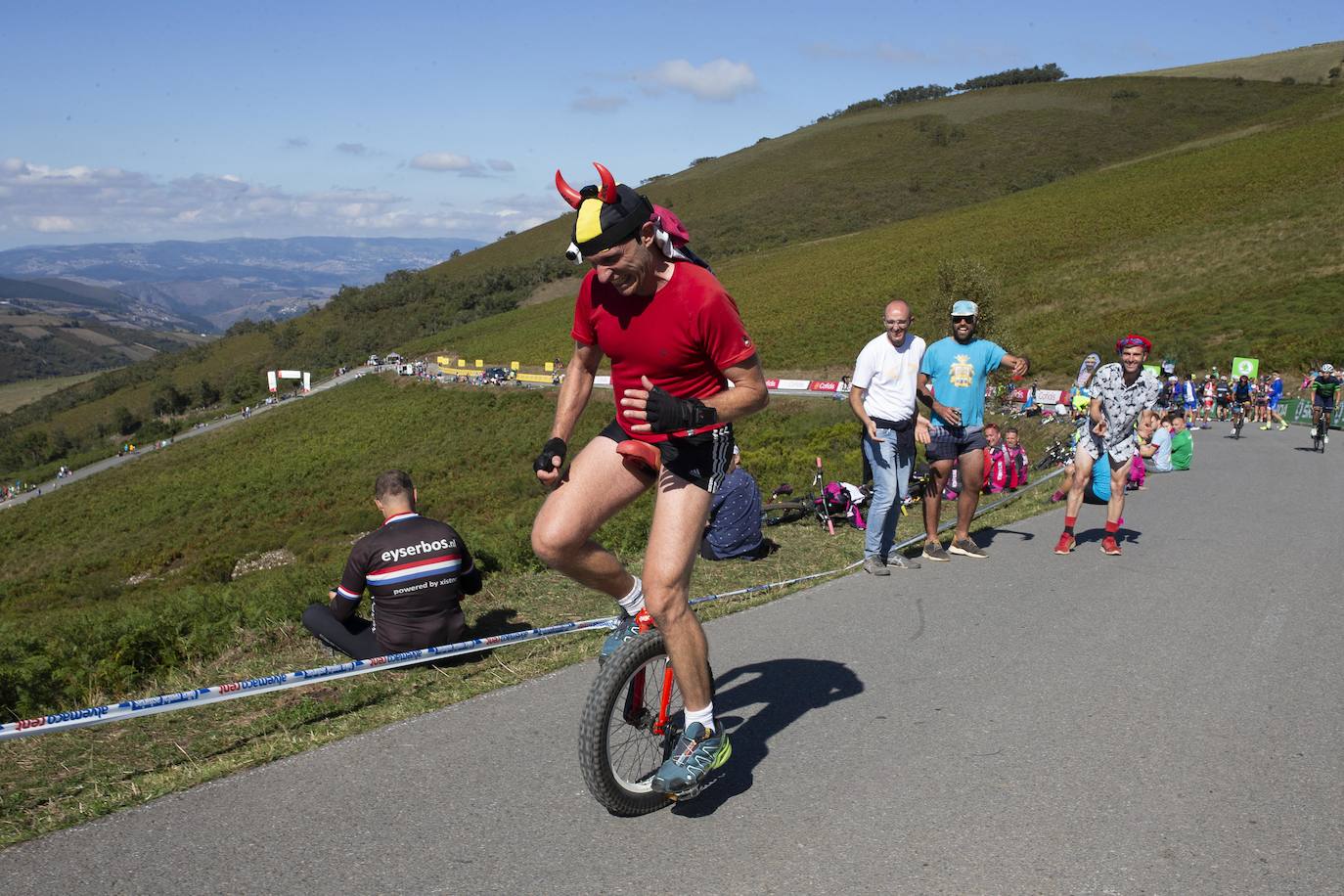 Cientos de aficionados disfrutaron de la llegada de la Vuelta Ciclista a Cangas del Narcea. En el Acebo, cientos de banderas de Asturias dieron colorido azul y amarillo a los últimos metros del recorrido.