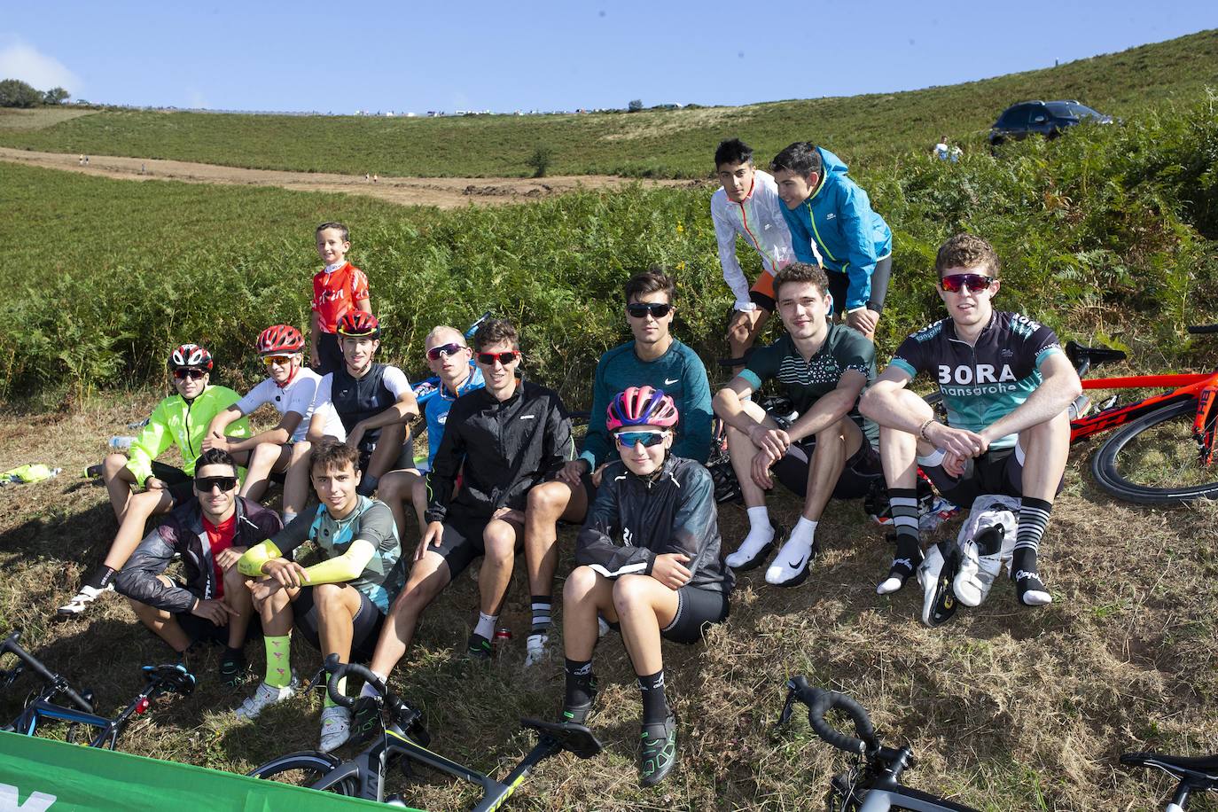 Cientos de aficionados disfrutaron de la llegada de la Vuelta Ciclista a Cangas del Narcea. En el Acebo, cientos de banderas de Asturias dieron colorido azul y amarillo a los últimos metros del recorrido.