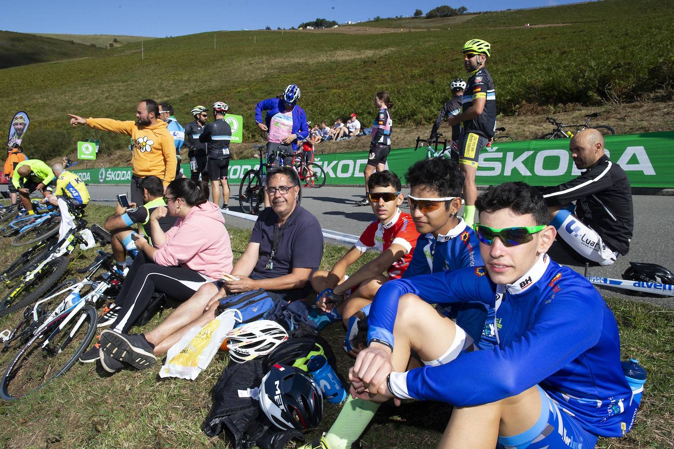 Cientos de aficionados disfrutaron de la llegada de la Vuelta Ciclista a Cangas del Narcea. En el Acebo, cientos de banderas de Asturias dieron colorido azul y amarillo a los últimos metros del recorrido.