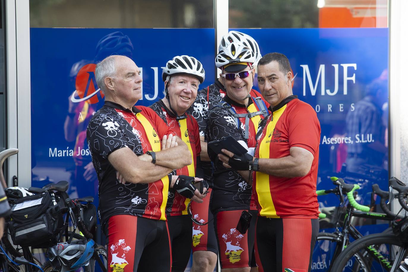 Cientos de aficionados disfrutaron de la llegada de la Vuelta Ciclista a Cangas del Narcea. En el Acebo, cientos de banderas de Asturias dieron colorido azul y amarillo a los últimos metros del recorrido.