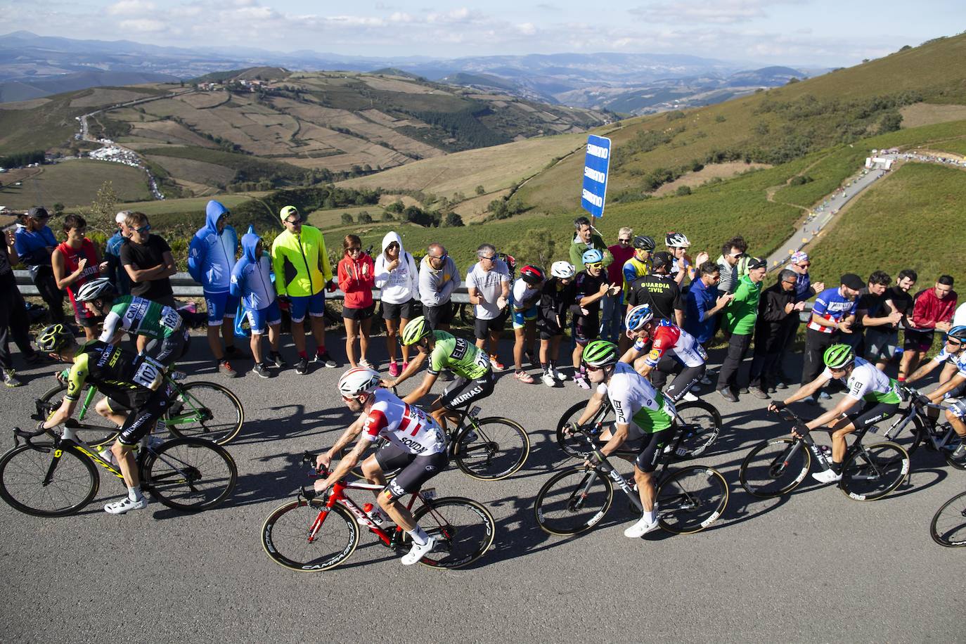 Cientos de aficionados disfrutaron de la llegada de la Vuelta Ciclista a Cangas del Narcea. En el Acebo, cientos de banderas de Asturias dieron colorido azul y amarillo a los últimos metros del recorrido.