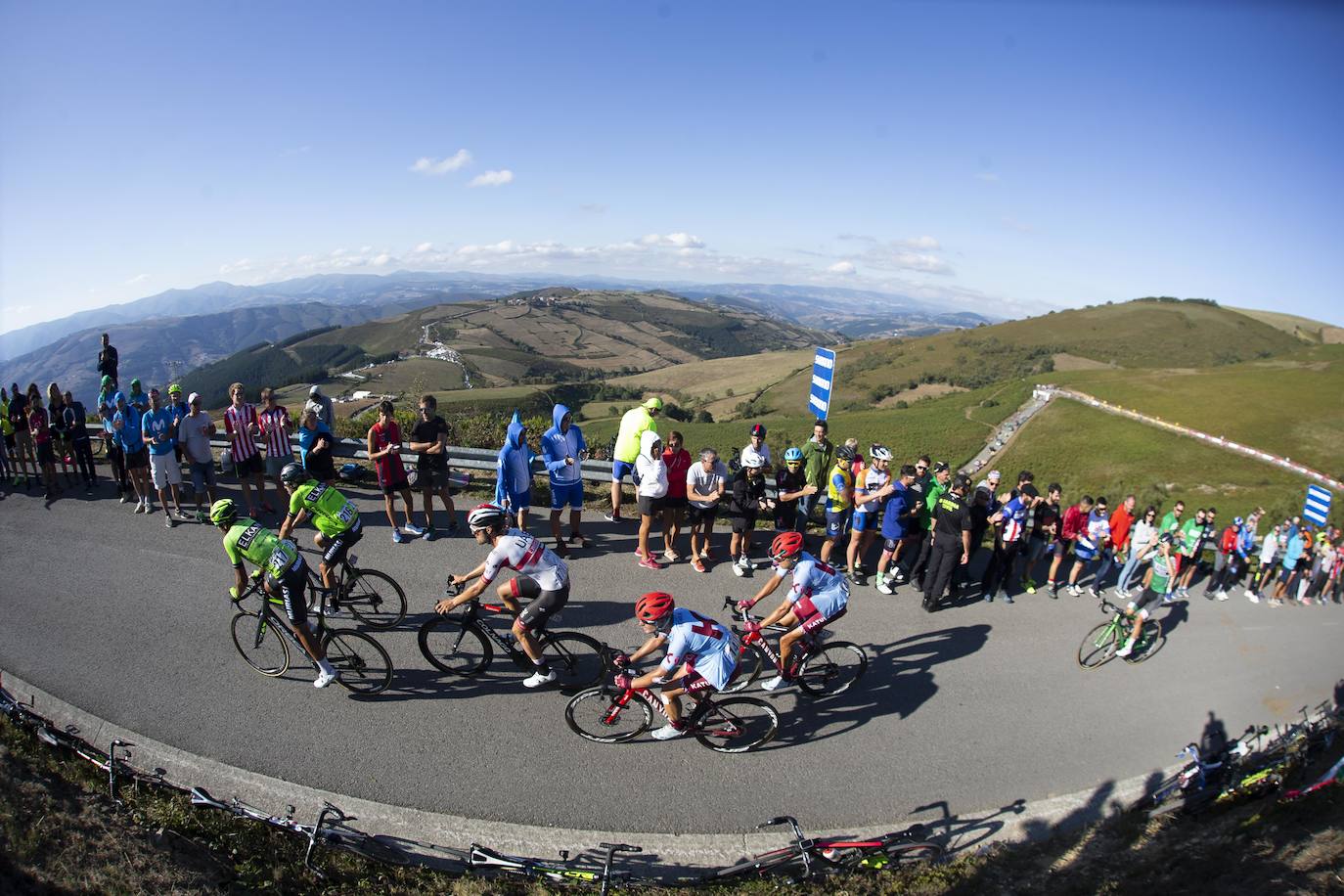 Cientos de aficionados disfrutaron de la llegada de la Vuelta Ciclista a Cangas del Narcea. En el Acebo, cientos de banderas de Asturias dieron colorido azul y amarillo a los últimos metros del recorrido.