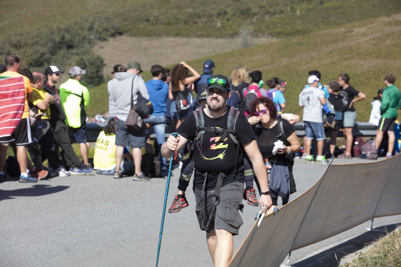 Cientos de aficionados disfrutaron de la llegada de la Vuelta Ciclista a Cangas del Narcea. En el Acebo, cientos de banderas de Asturias dieron colorido azul y amarillo a los últimos metros del recorrido.