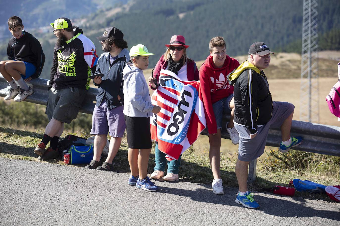 Cientos de aficionados disfrutaron de la llegada de la Vuelta Ciclista a Cangas del Narcea. En el Acebo, cientos de banderas de Asturias dieron colorido azul y amarillo a los últimos metros del recorrido.