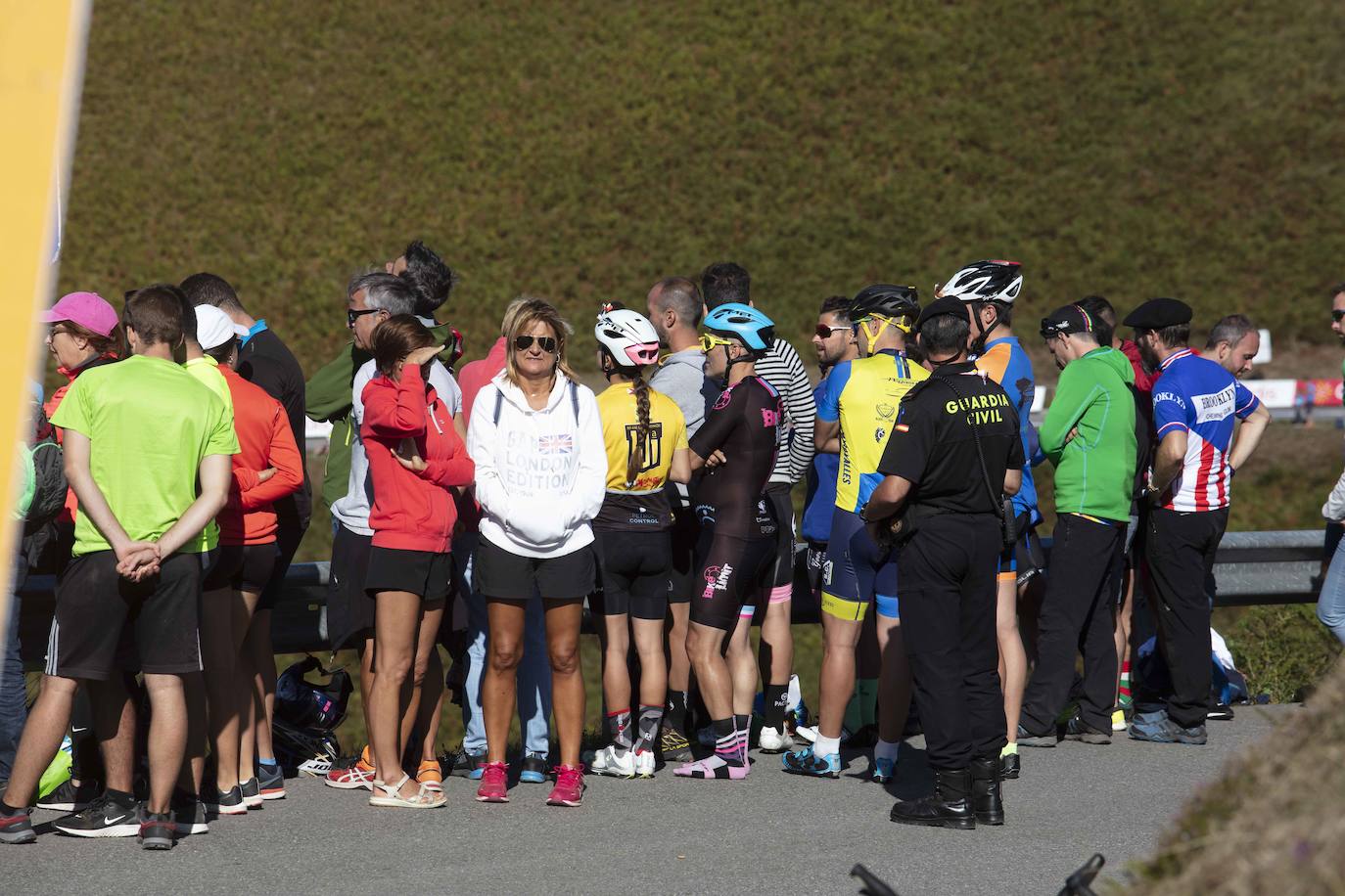 Cientos de aficionados disfrutaron de la llegada de la Vuelta Ciclista a Cangas del Narcea. En el Acebo, cientos de banderas de Asturias dieron colorido azul y amarillo a los últimos metros del recorrido.