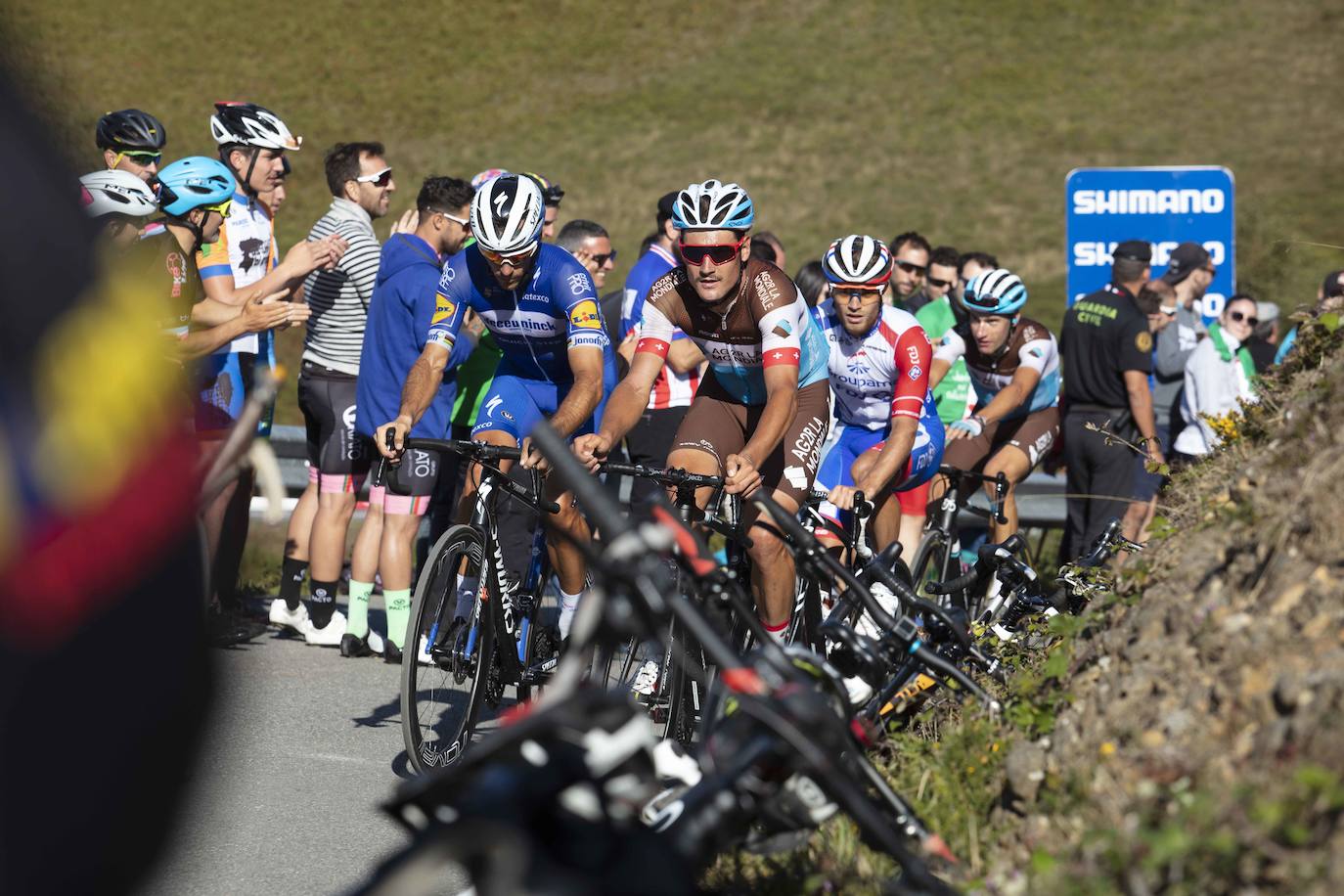 Cientos de aficionados disfrutaron de la llegada de la Vuelta Ciclista a Cangas del Narcea. En el Acebo, cientos de banderas de Asturias dieron colorido azul y amarillo a los últimos metros del recorrido.