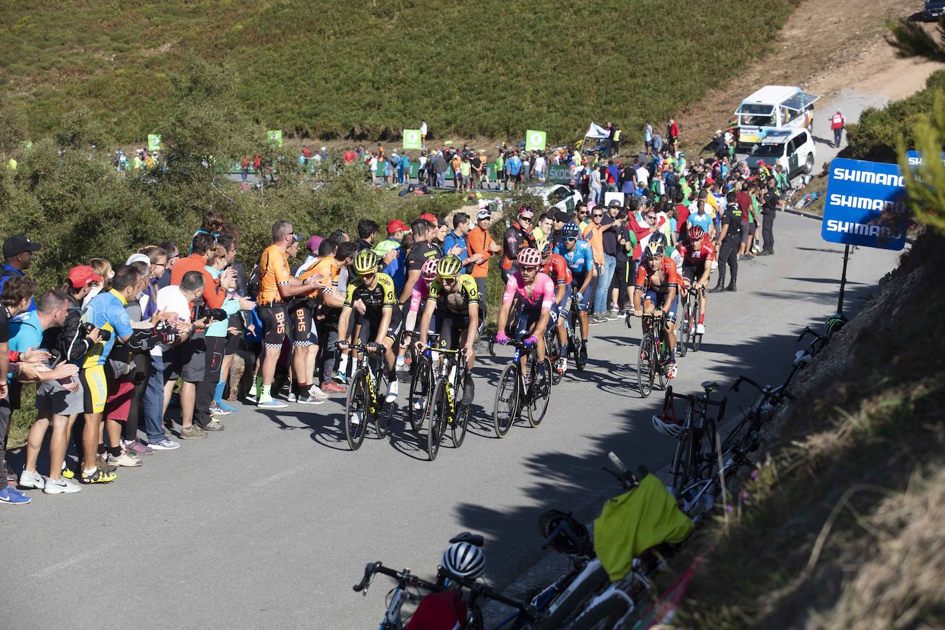 Cientos de aficionados disfrutaron de la llegada de la Vuelta Ciclista a Cangas del Narcea. En el Acebo, cientos de banderas de Asturias dieron colorido azul y amarillo a los últimos metros del recorrido.