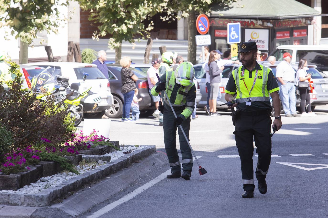 Cientos de aficionados disfrutaron de la llegada de la Vuelta Ciclista a Cangas del Narcea. En el Acebo, cientos de banderas de Asturias dieron colorido azul y amarillo a los últimos metros del recorrido.