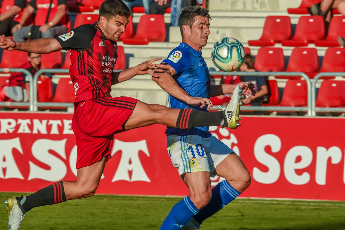 El conjunto azul, que se adelantó en el marcador con un tanto de Alfredo Ortuño, no pudo puntuar en Miranda de Ebro. Los tantos del equipo local fueron de Mezquelanz y de Mario Barco. 
