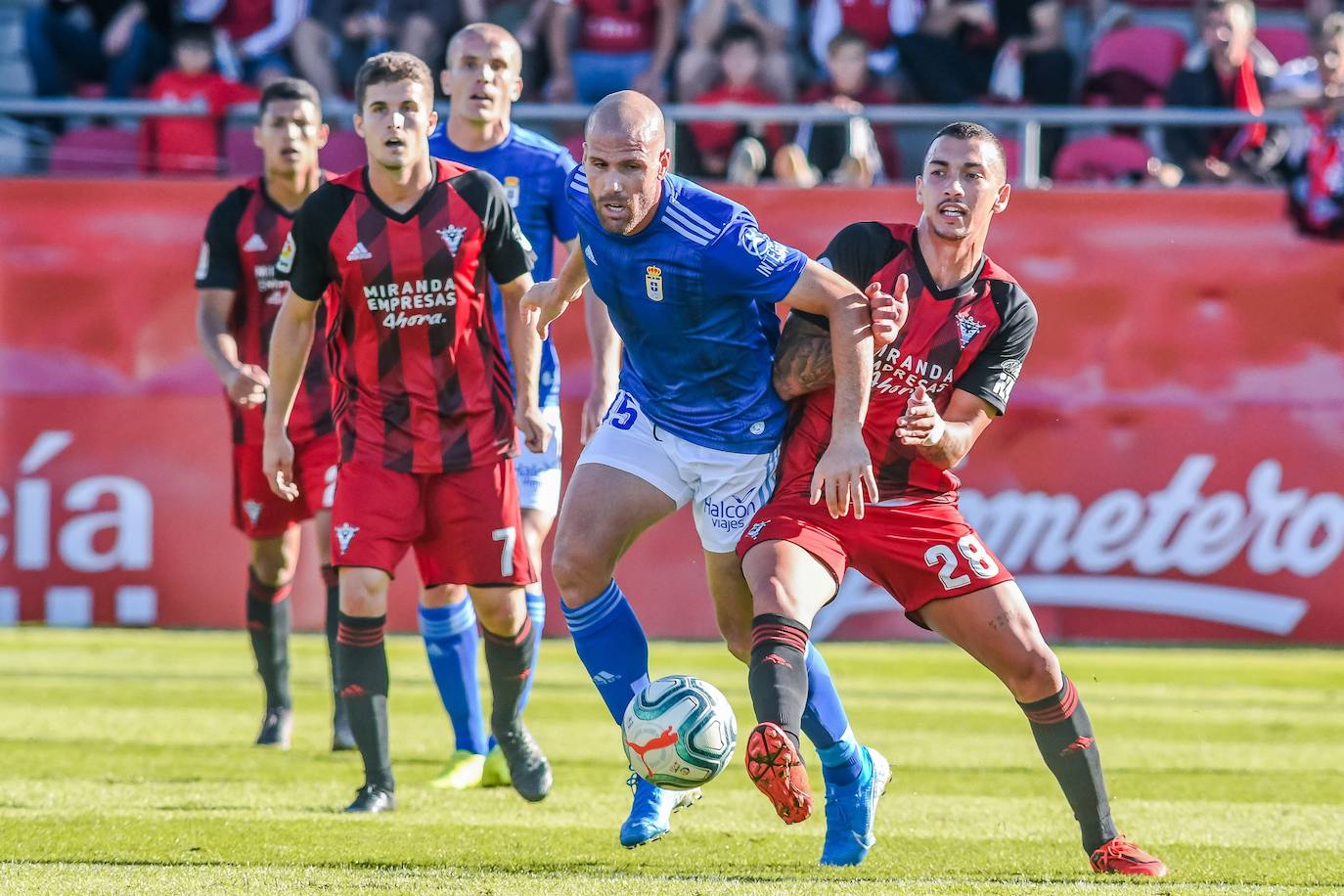 El conjunto azul, que se adelantó en el marcador con un tanto de Alfredo Ortuño, no pudo puntuar en Miranda de Ebro. Los tantos del equipo local fueron de Mezquelanz y de Mario Barco. 