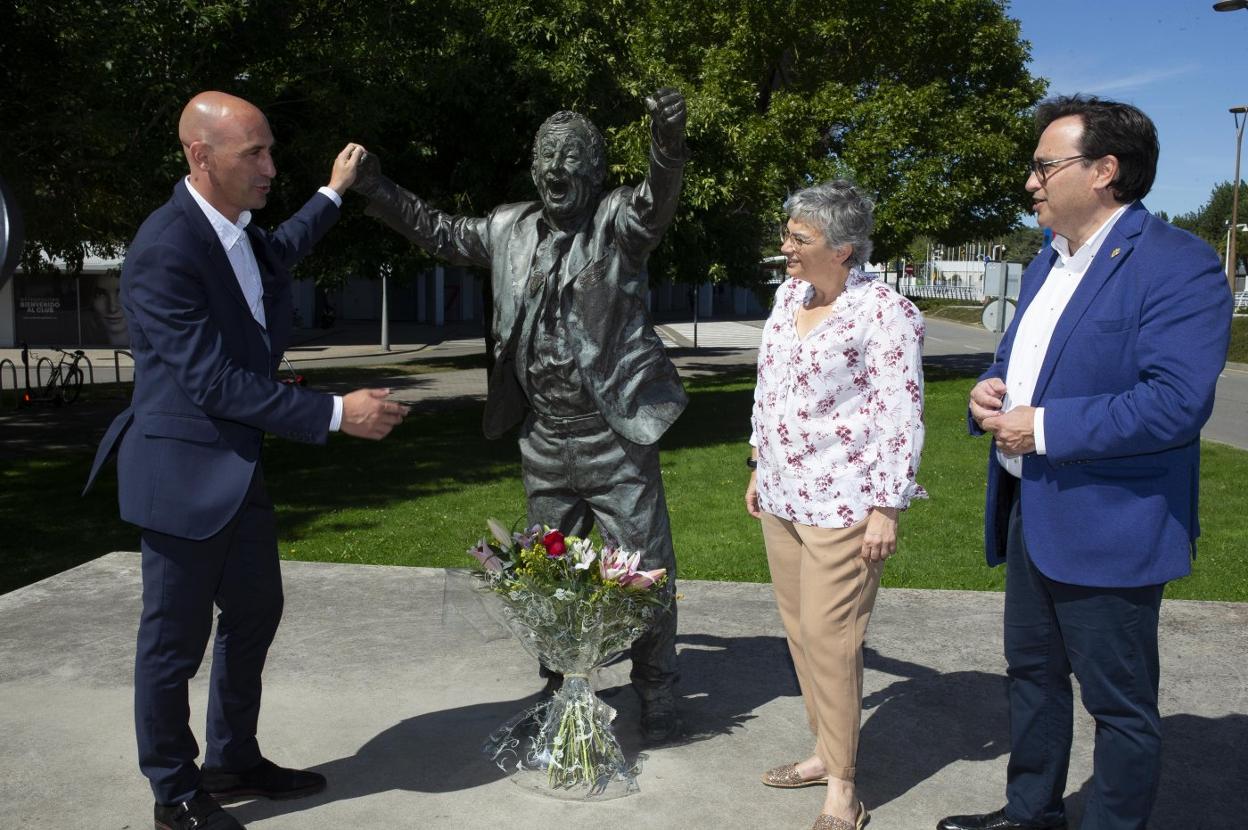 Luis Rubiales, Ana González y Javier Fernández, junto a la estatua de Preciado, en la que depositaron unas flores. 