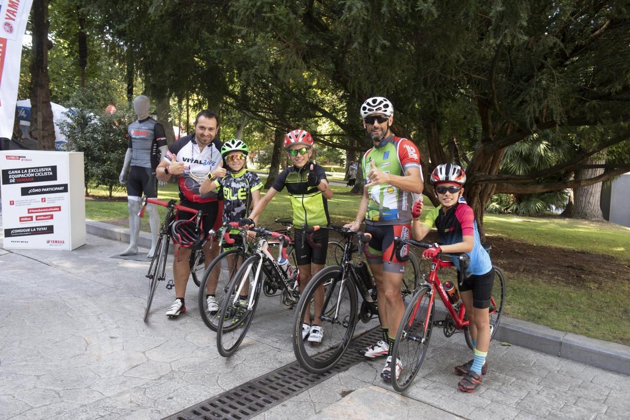 Los jóvenes Adrián, Asur y Álvaro, con sus padres.