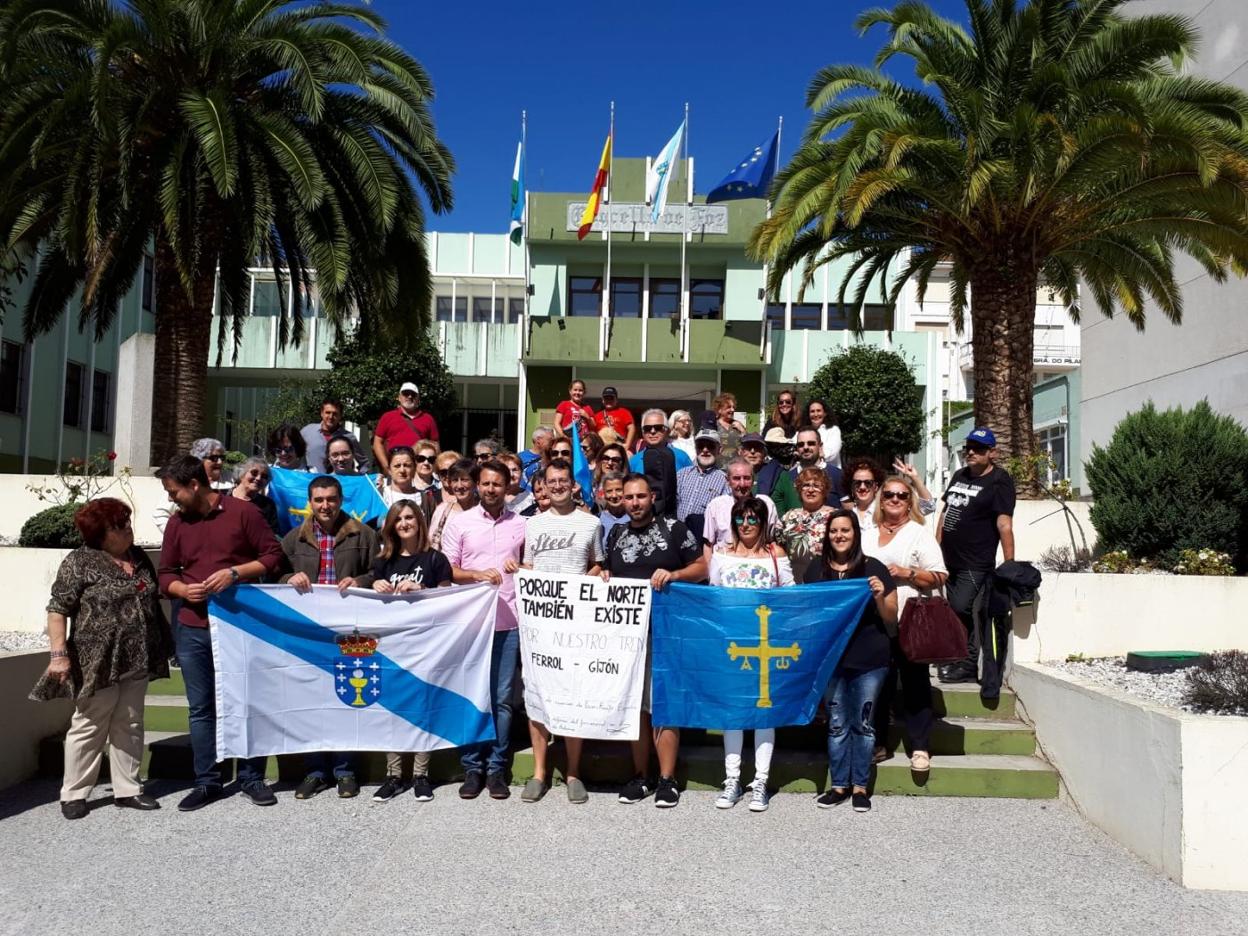 Los participantes en la marcha llegaron a Foz a mediodía portando su pancarta reivindicativa. 