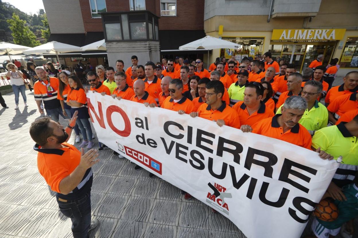 El presidente del comité de Vesuvius organiza la manifestación de la plantilla hacia el campo de fútbol del Unión Popular de Langreo. 