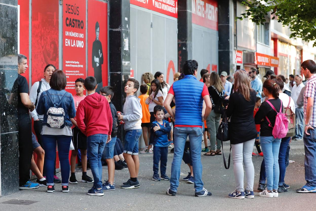 Aficionados, a las puertas de El Molinón. 