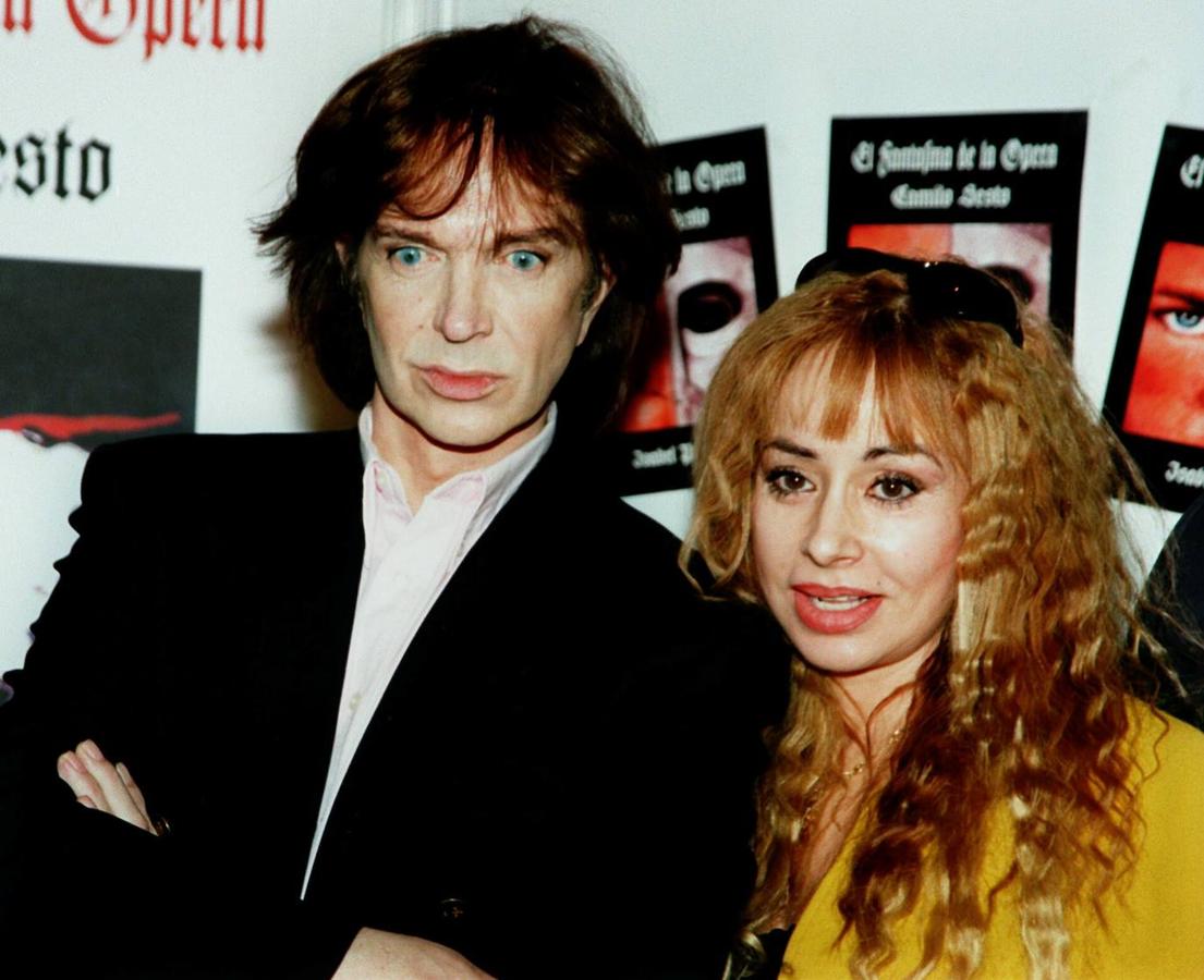 Camilo Sesto, junto a Isabel Patton, durante la presentación de 'El fantasma de la ópera', en el año 2000. 