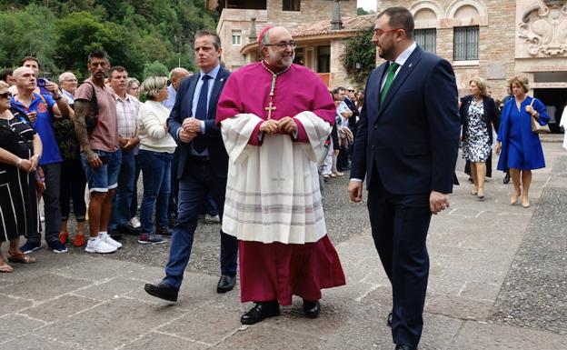 Marcelino Marcos Líndez, Jesús Sanz Montes y Adrián Barbón a su llegada a Covadonga.