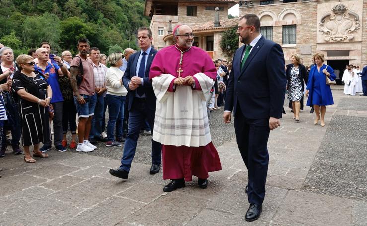 El arzobispo de Oviedo, Jesús Sanz Montes, ha oficiado la Eucaristía en la Basílica de Covadonga con motivo del Día de Asturias, a la que ha asistido el presidente del Principado, Adrián Barbón, el de la Junta General, Marcelino Marcos, y la delegada del Gobierno, Delia Losa, entre otros.