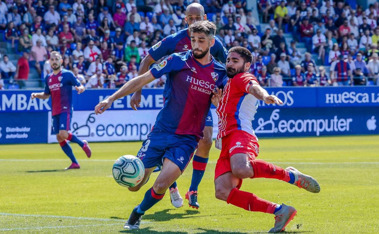 Jugada del encuentro entre el Huesca y el Sporting.