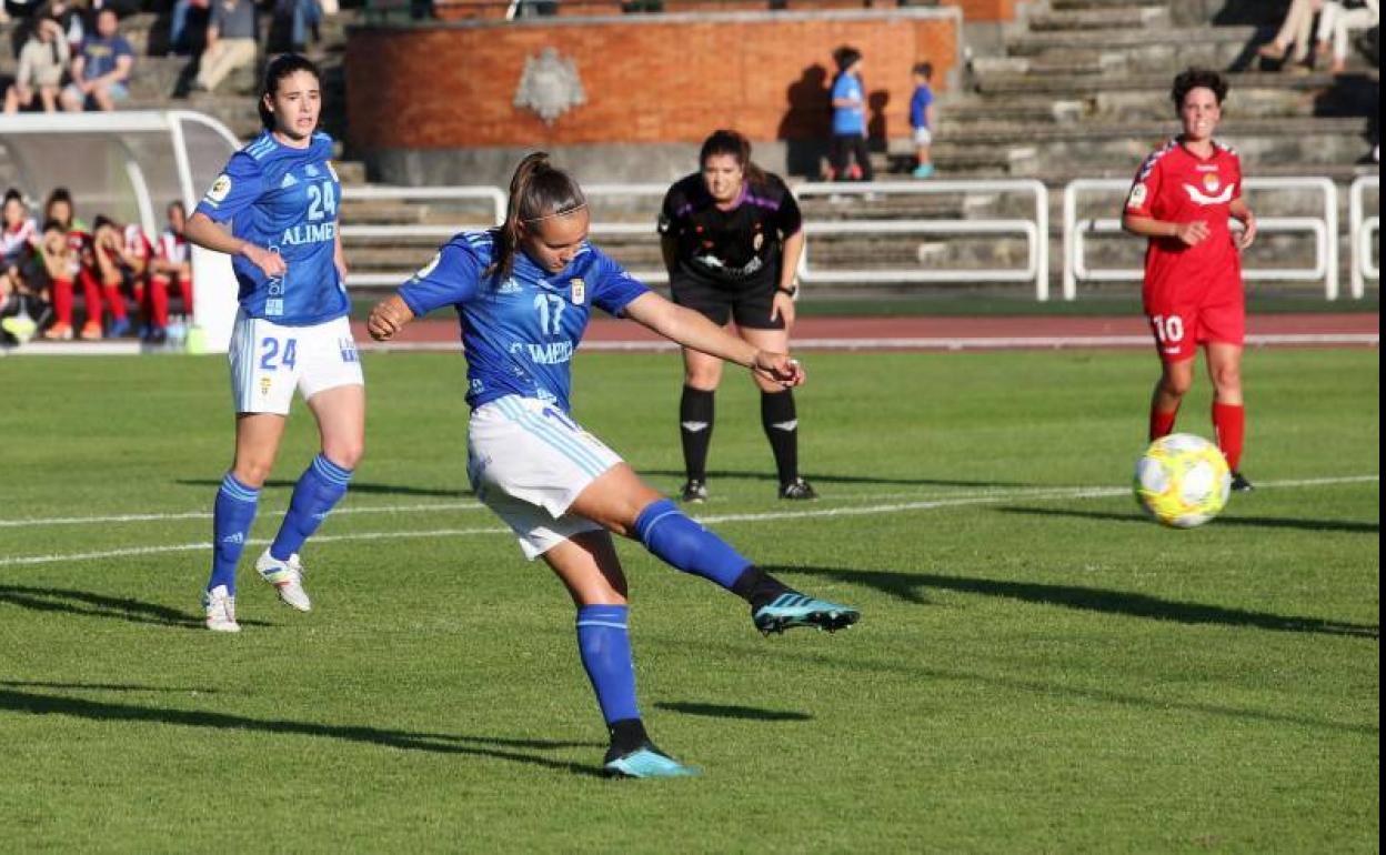 Una de las jugadas del partido de ayer en San Gregorio.