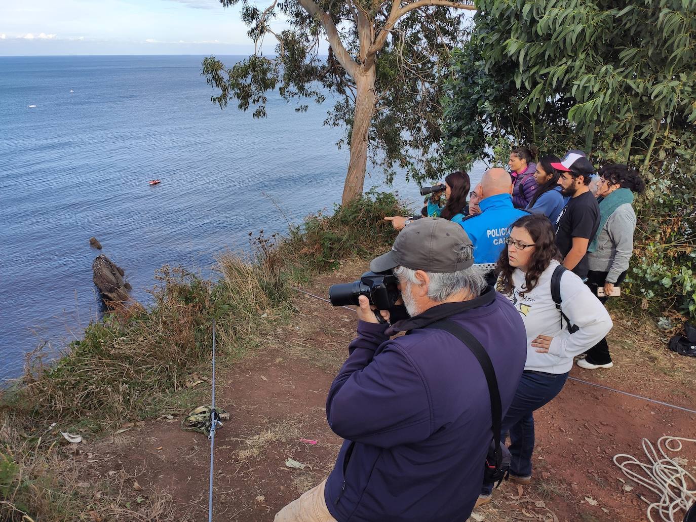 Tres escaladores han conseguido rescatar a 'Xana' en un acantilado de Candás. Se trata de una perra de tan solo ocho meses que llevaba una semana perdida. 