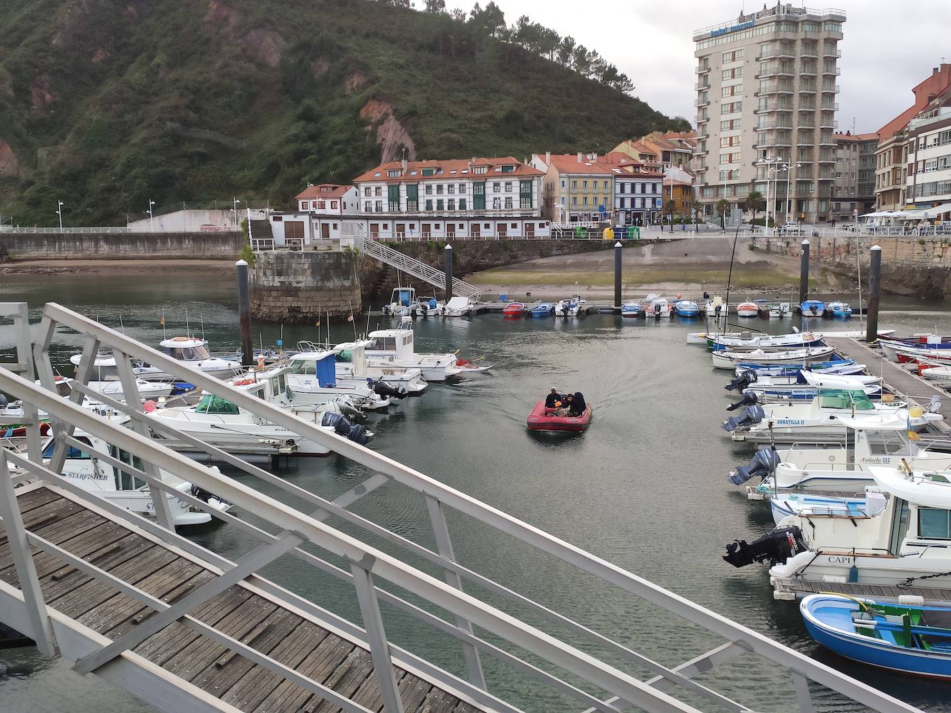 Tres escaladores han conseguido rescatar a 'Xana' en un acantilado de Candás. Se trata de una perra de tan solo ocho meses que llevaba una semana perdida. 