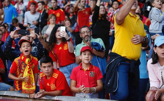 Galería. ¿Estuviste en el partido de El Molinón? ¡Búscate! (I)