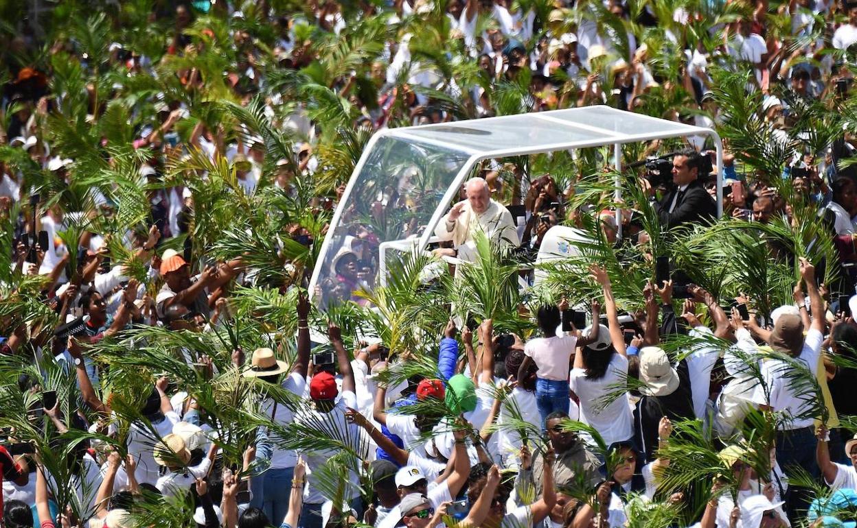 El papa Francisco a su llegada este lunes al acto celebrado en Port Louis, en la isla Mauricio.
