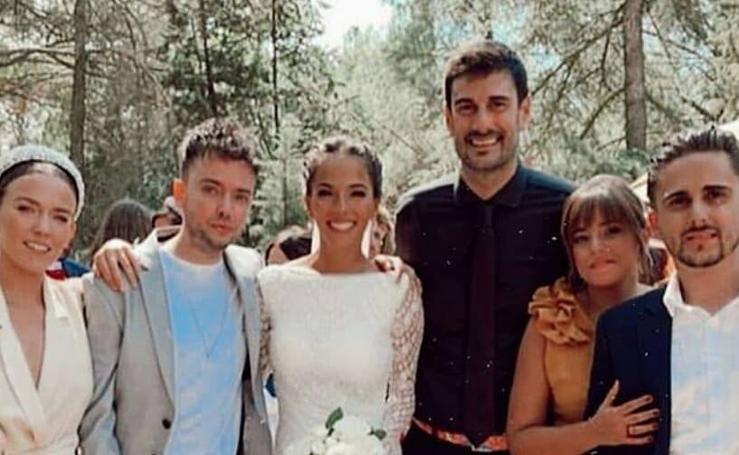 Melendi y Julia Nakamatsu ya son marido y mujer. Se han casado el Día de Asturias en un castillo.