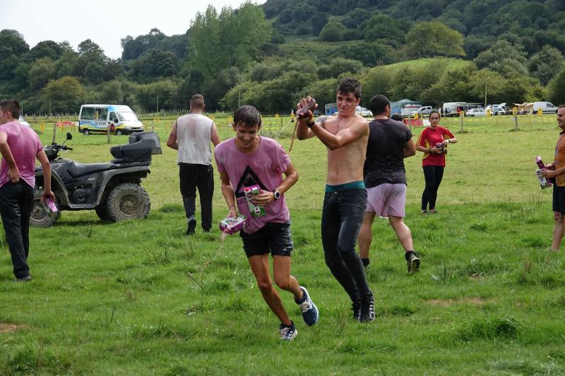 La localidad llanisca de Llamigu ha celebrado este 9 de septiembre el día grande de las fiestas de Nuestra Señora de Loreto y la tradicional guerra del vino ha congregado a un buen número de jóvenes que no han eludido la batalla.