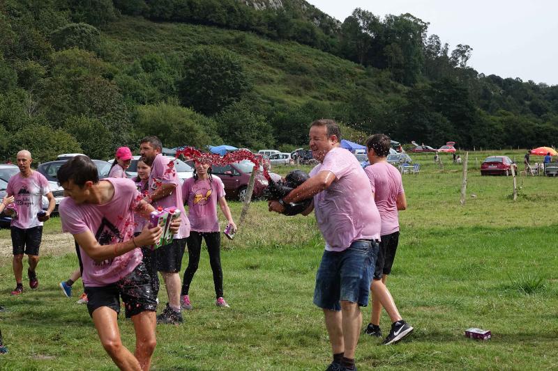 La localidad llanisca de Llamigu ha celebrado este 9 de septiembre el día grande de las fiestas de Nuestra Señora de Loreto y la tradicional guerra del vino ha congregado a un buen número de jóvenes que no han eludido la batalla.