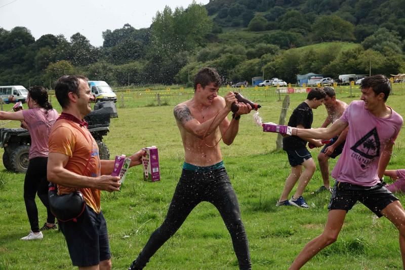 La localidad llanisca de Llamigu ha celebrado este 9 de septiembre el día grande de las fiestas de Nuestra Señora de Loreto y la tradicional guerra del vino ha congregado a un buen número de jóvenes que no han eludido la batalla.