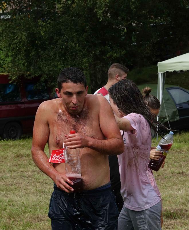 La localidad llanisca de Llamigu ha celebrado este 9 de septiembre el día grande de las fiestas de Nuestra Señora de Loreto y la tradicional guerra del vino ha congregado a un buen número de jóvenes que no han eludido la batalla.