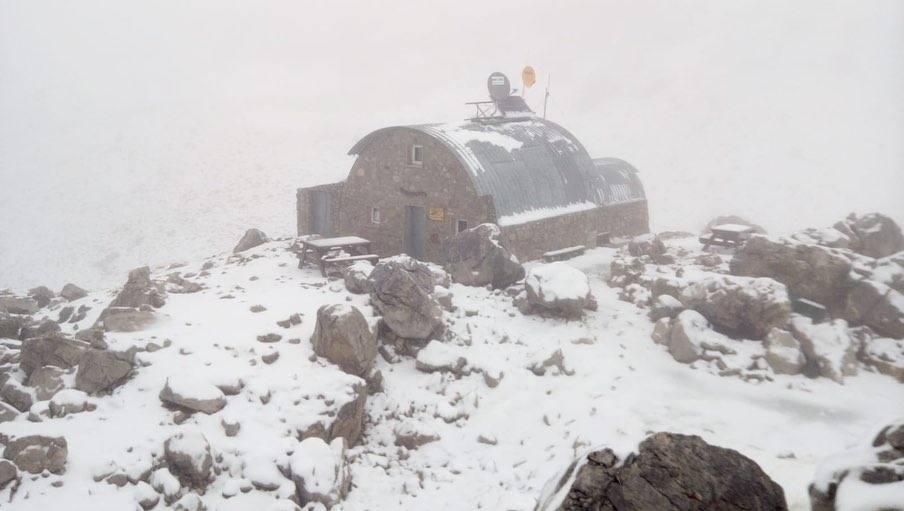 Los refugios de Collado Jermoso y Vega Urriellu registraron anoche nevadas de tres centímetros de espesor. La temperatura mínima fue de 1ºC con una sensación térmica de -5ºC. 