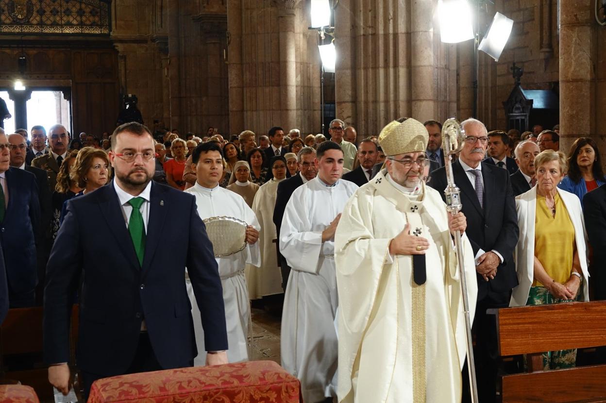 Barbón y Sanz Montes, en la misa por el Día de Asturias. 