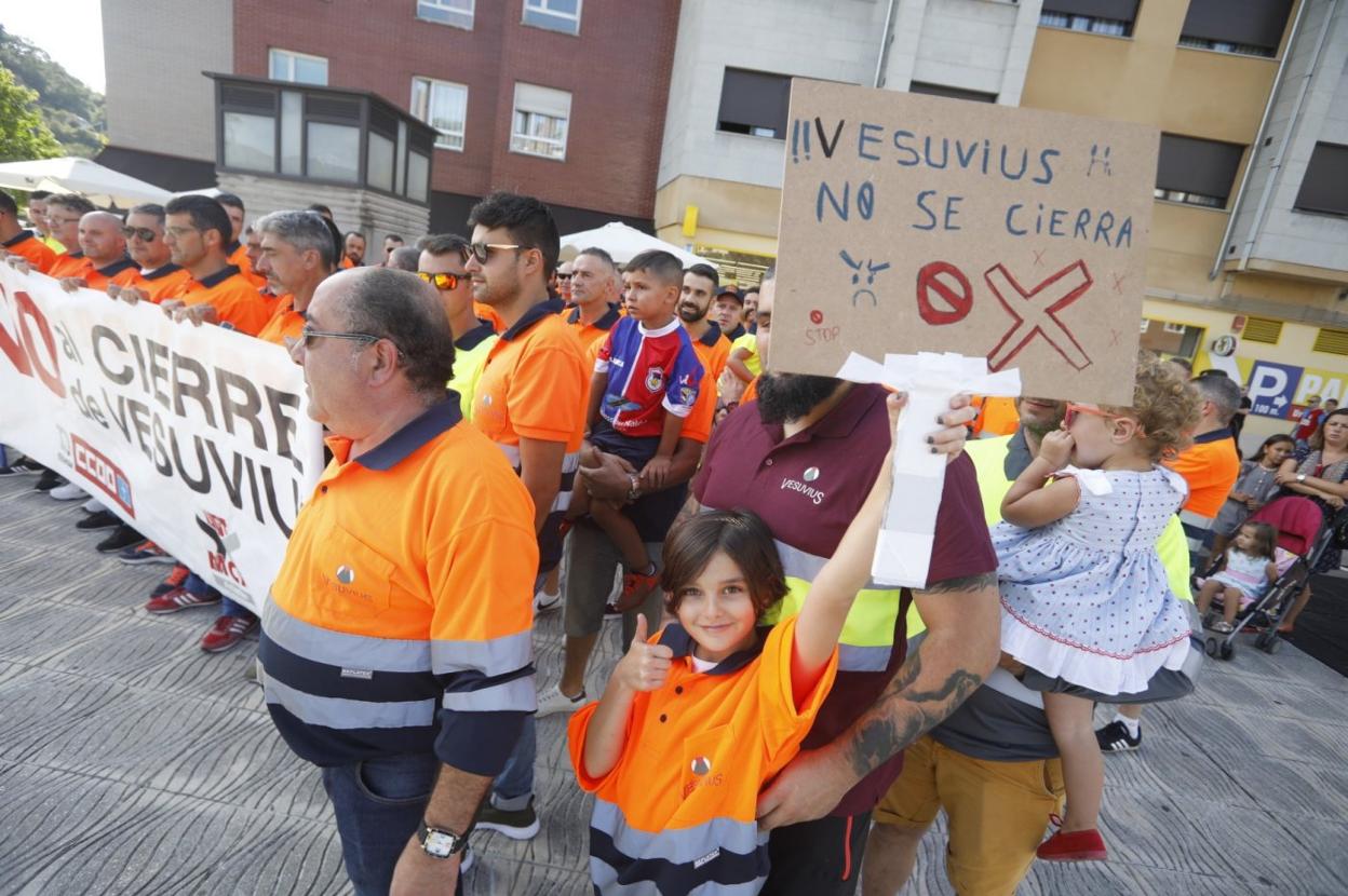 Una niña sostiene una pancarta contra el cierre de Vesuvius durante la movilización que la plantilla llevó a cabo el sábado en Langreo. 