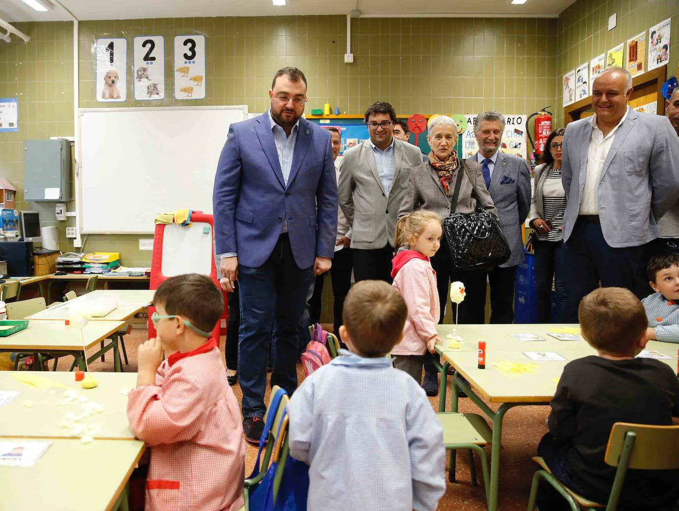 El jefe del Ejecutivo asturiano se ha desplazado hasta el Colegio Rural Agrupado (CRA) de Villayón y desde él ha procedido a la inauguración del curso escolar de Educación Infantil y Primaria.